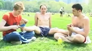 Sportliche Homos Füße eingeölt und gekitzelt von seinen Freunden