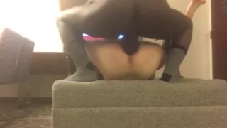 Weißer Junge im Hotelzimmer von BBC benutzt