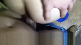 Junger Latino nimmt einen langen dicken Schwanz in seinen engen Arsch