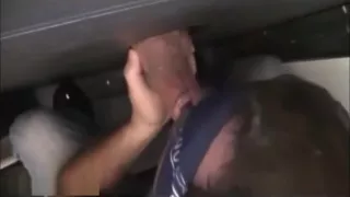 Zwei Big Dicked Men werden durch das Private Gloryhole abgesaugt