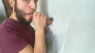 Homosexuell Blowjob durch Gloryhole