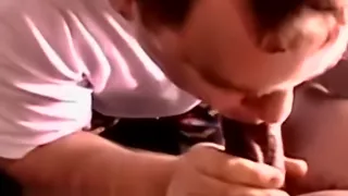 Ein aufgehangener schwarzer Hengst füttert einen Schwanz-Liebhaber mit seinem riesigen Stolz