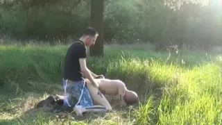 Wertloser Skinhead-Sub verprügelt und im Freien gefickt