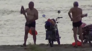 Spionage asiatischer älterer Mann im Freien