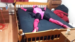 Sissys Bettfesselung mit neuem Gürtel