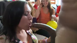 Schwanzlutschende Party-MILFS stellen sich für Gesichtsbehandlung an