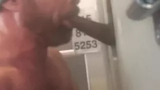 Gloryholes in Philadelphia saugt dicken, fetten, schwarzen Schwanz