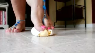 Barefoot egg crush