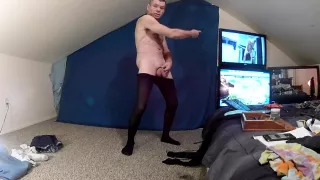 Mike Muters trägt Strumpfhosen und Yogahosen bei der Arbeit.