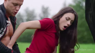 Sexy Frau wartet auf Hilfe und einen strahlenden Orgasmus im Doggy Style