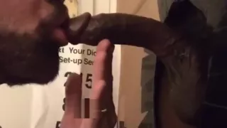 Langer schwarzer Schwanz Deep-Throated Philadelphia Gloryhole