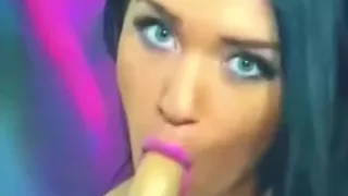 Black hair teen shows her wet pussy on webcam