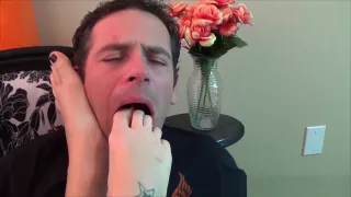 Dämonenherrin Fußanbetung