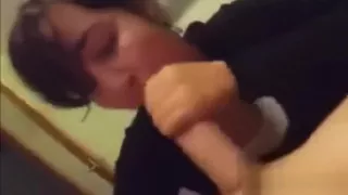 Fidanzata italiana troia fa pompino al ragazzo e sborrata