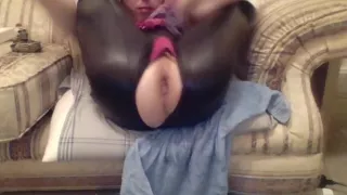 Sissy Schlampe nimmt einen Faustfick Dildo und zeigt Rose