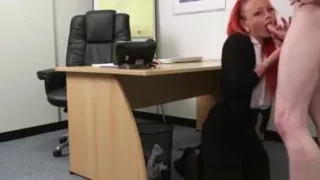 Kleiner Schwanz Dude erhält einen Blowjob