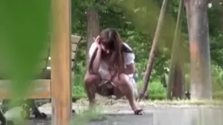 Asiatische Schlampe pinkelt öffentlich