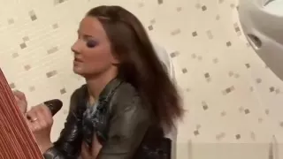 Interracial Glory Hole Schwanz gibt Bukkake