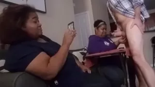 Mit Freunden abhängen, während wir alle an meinem Schwanz arbeiten