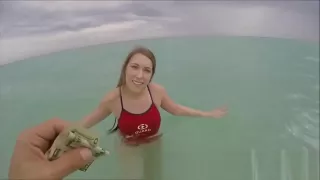 Lustiger Strandwächter mit Geld gelockt fickt fremden Schwanz