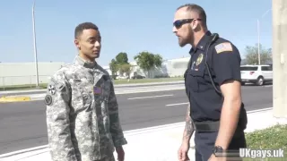 Tattoo schwuler Flotter Dreier und Sperma im Gesicht