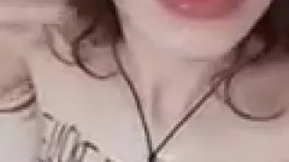 Rothaarige Jungsau steckt sich Schminkpinsel in Hals!