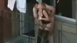 vizinhos se divertindo na sacada