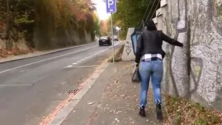 MILF pisst sich ein direkt an der vielbefahrenen Strasse!