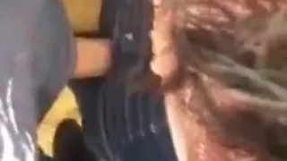 Apoyada a la de jeans.