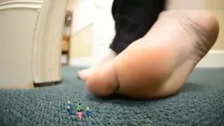 Giantess unaware of crushing