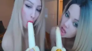 Chupando una banana.
