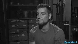 Schwuler Muskelfetisch mit Cumshot