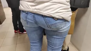 Big juicy ass girls in tight jeans