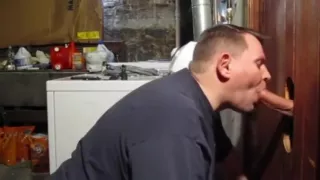 Sehr sehr süße DILF saugt großen Schwanz durch das Gloryhole