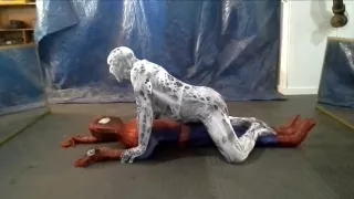 Gruselige geile zentai Spinne gegen Spiderman