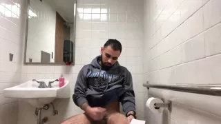 Versteckte Kamera fängt einen jungen Sportler beim Abspritzen auf der Toilette ein