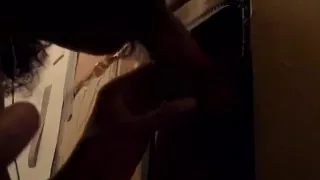 Sexy brasilianisches Tgirl entleert jungen, heterosexuellen brasilianischen Schläger im Glory Hole