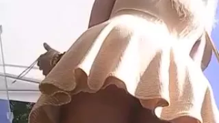 Gringa con tanga abriendo las piernas