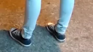 Femme qui attend le bus en jeans moulant