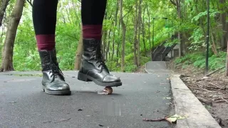 Crush Snail with Flat Boots