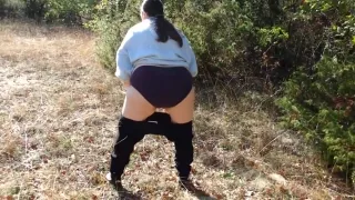 Huguette montre son gros cul de salope qui pisse