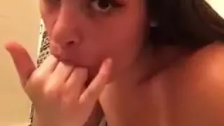 Schuelerin Yulia fistet ihr Maul und leckt Klobrille ab!