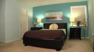 Officer Austin Taylor stellt ihre Kurven und ihren großen Arsch zur Schau