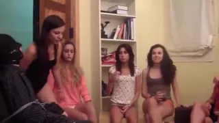 8 junge Girls rotzen einen Typen an!