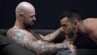 Haariger schwuler Analsex und Cumshot