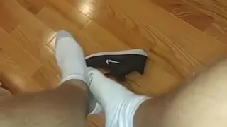 Ich habe Mühe, meine stinkenden Socken auszuziehen