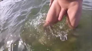 Schau mir mit meinem großen Schwanz am Strand beim Strippen und im Wasser zu