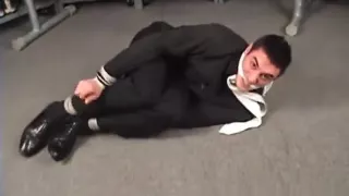 Heißer italienischer Hengst gefesselt und geknebelt.