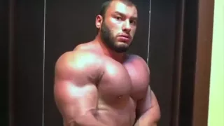 Rumänischer Bodybuilder Hunk Massive Pecs