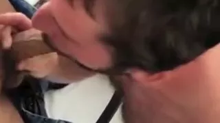 Latino-Schwanz lutschen und Sperma essen